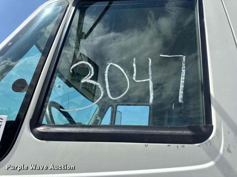 image for item DV4217 2011 International DuraStar 4300 truck cab and chassis