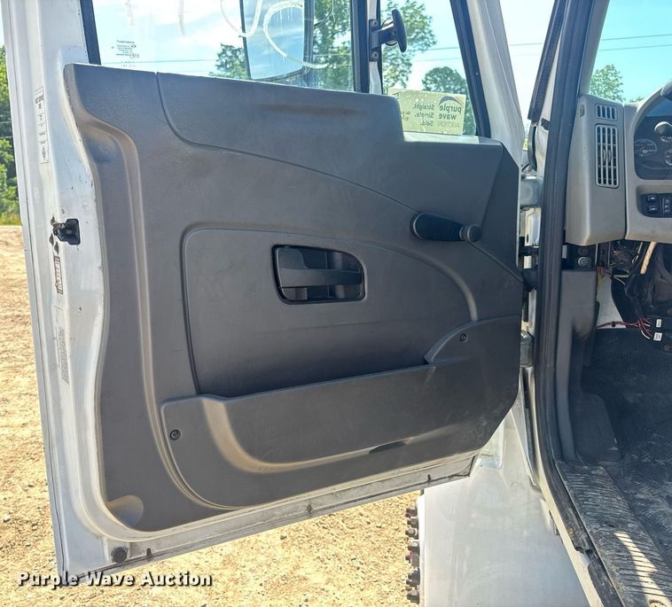 image for item DV4217 2011 International DuraStar 4300 truck cab and chassis