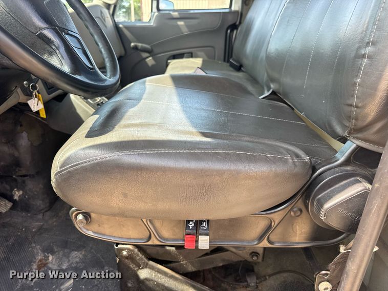 image for item DV4217 2011 International DuraStar 4300 truck cab and chassis