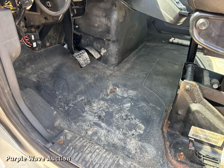 image for item DV4217 2011 International DuraStar 4300 truck cab and chassis