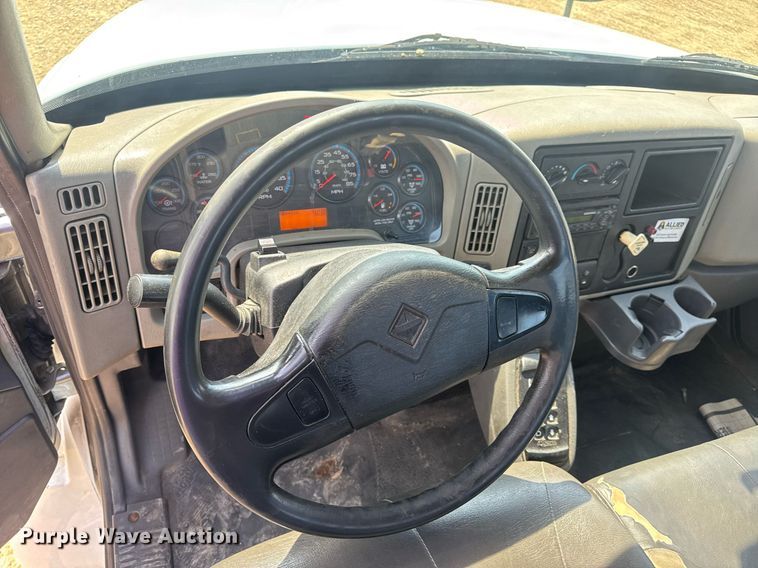 image for item DV4217 2011 International DuraStar 4300 truck cab and chassis