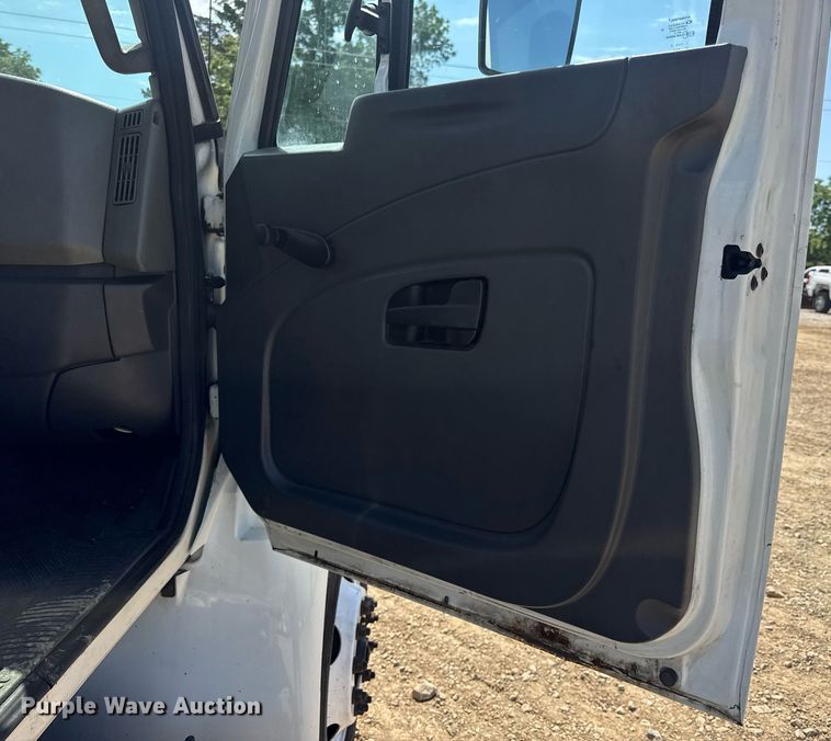 image for item DV4217 2011 International DuraStar 4300 truck cab and chassis