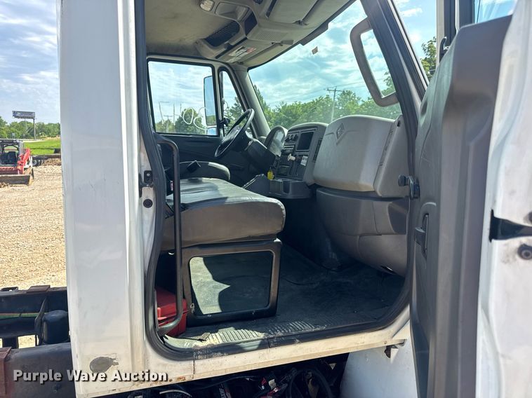 image for item DV4217 2011 International DuraStar 4300 truck cab and chassis