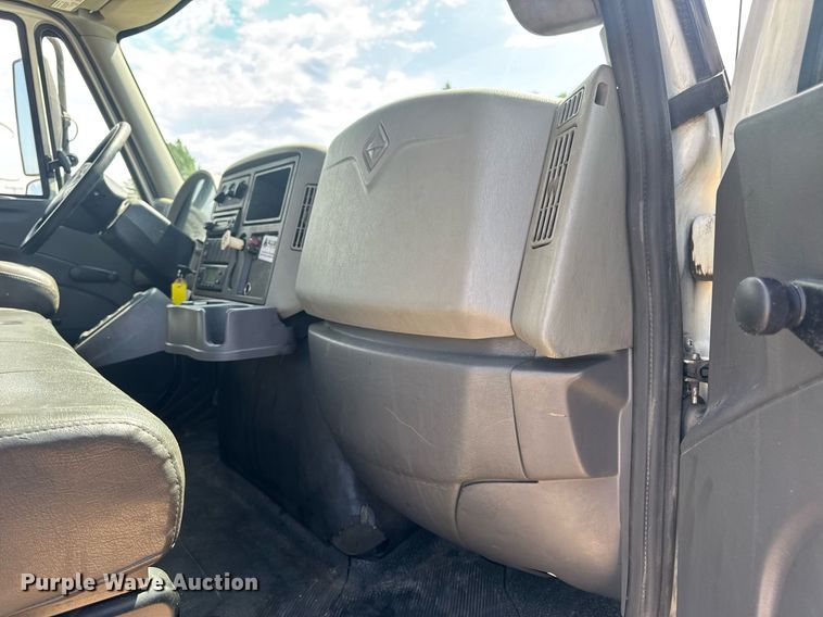 image for item DV4217 2011 International DuraStar 4300 truck cab and chassis