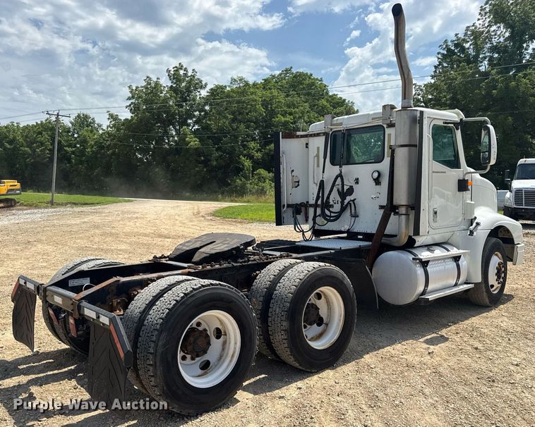 image for item DV4218 2007 International 9200i semi truck