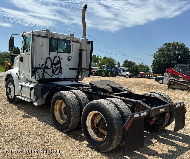 image for item DV4218 2007 International 9200i semi truck