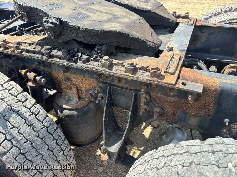 image for item DV4218 2007 International 9200i semi truck