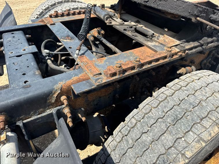 image for item DV4218 2007 International 9200i semi truck