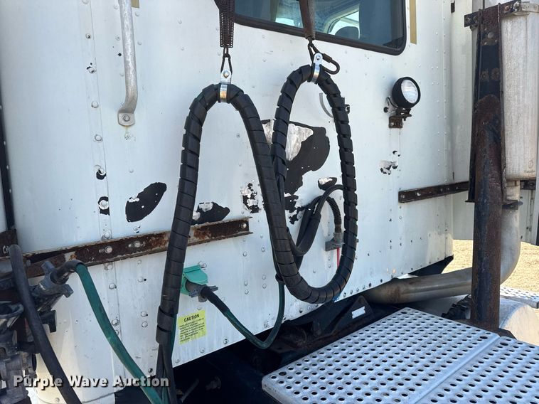 image for item DV4218 2007 International 9200i semi truck