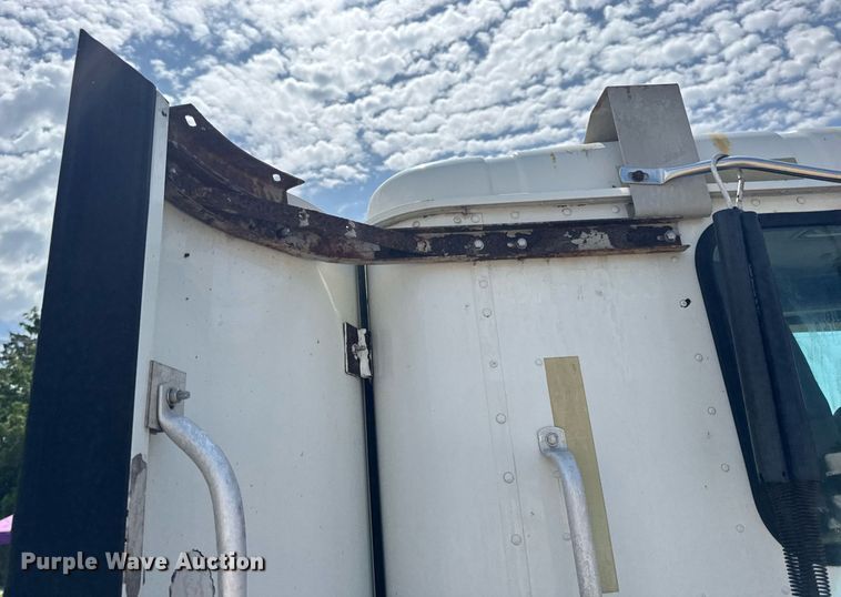 image for item DV4218 2007 International 9200i semi truck