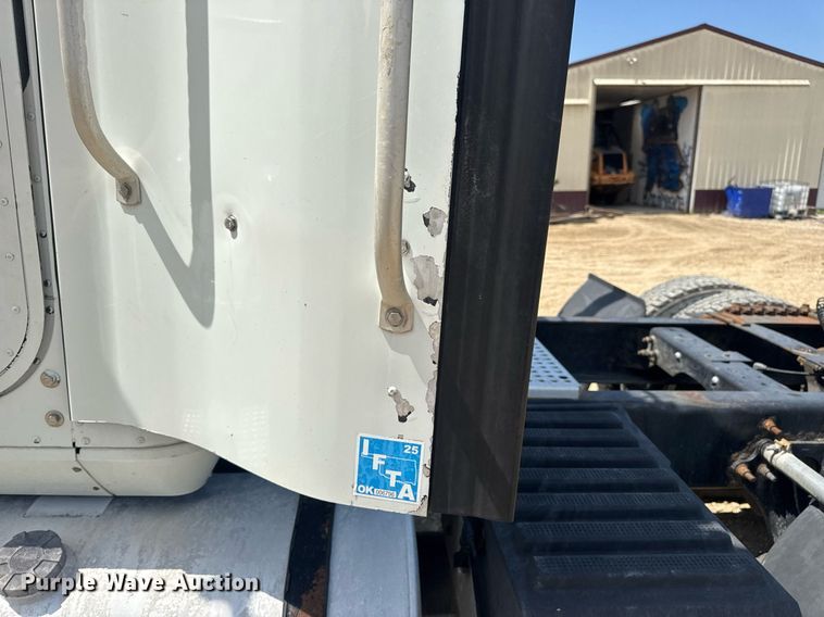 image for item DV4218 2007 International 9200i semi truck