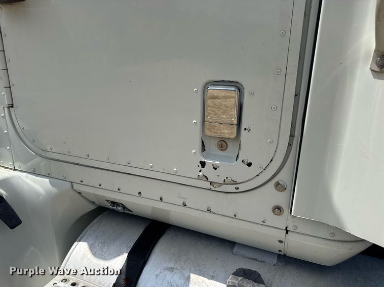 image for item DV4218 2007 International 9200i semi truck