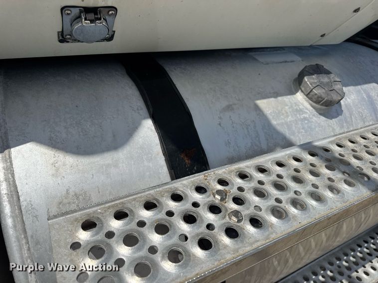 image for item DV4218 2007 International 9200i semi truck