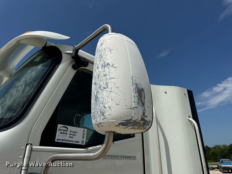 image for item DV4218 2007 International 9200i semi truck