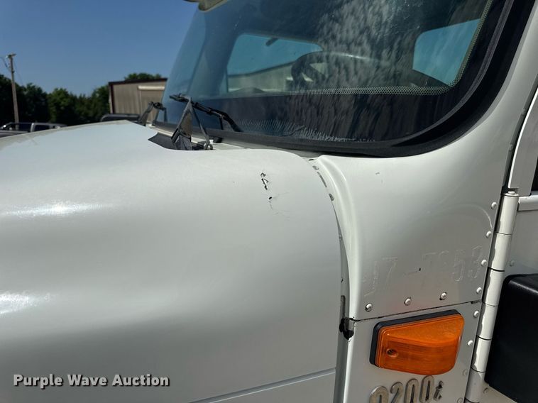 image for item DV4218 2007 International 9200i semi truck