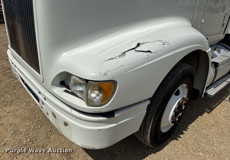 image for item DV4218 2007 International 9200i semi truck