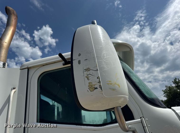 image for item DV4218 2007 International 9200i semi truck