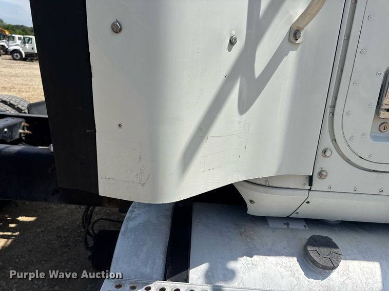 image for item DV4218 2007 International 9200i semi truck