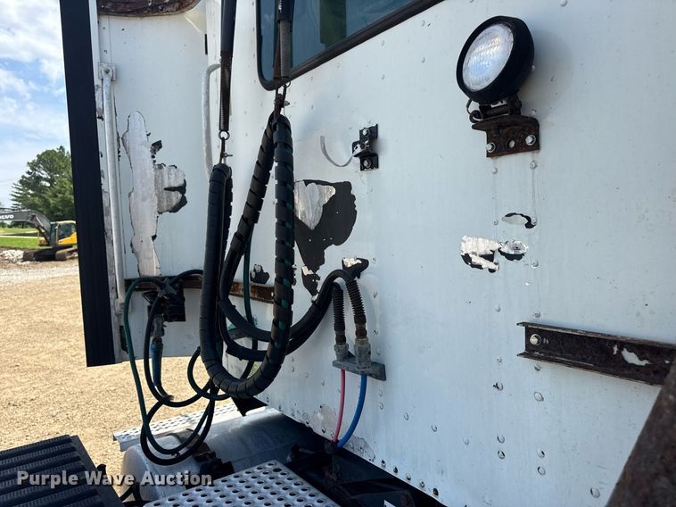 image for item DV4218 2007 International 9200i semi truck