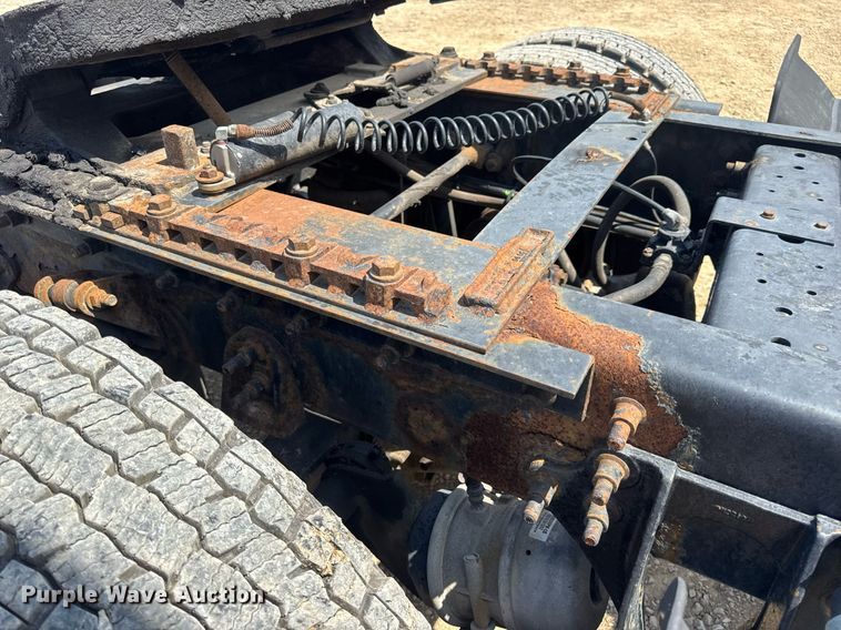 image for item DV4218 2007 International 9200i semi truck