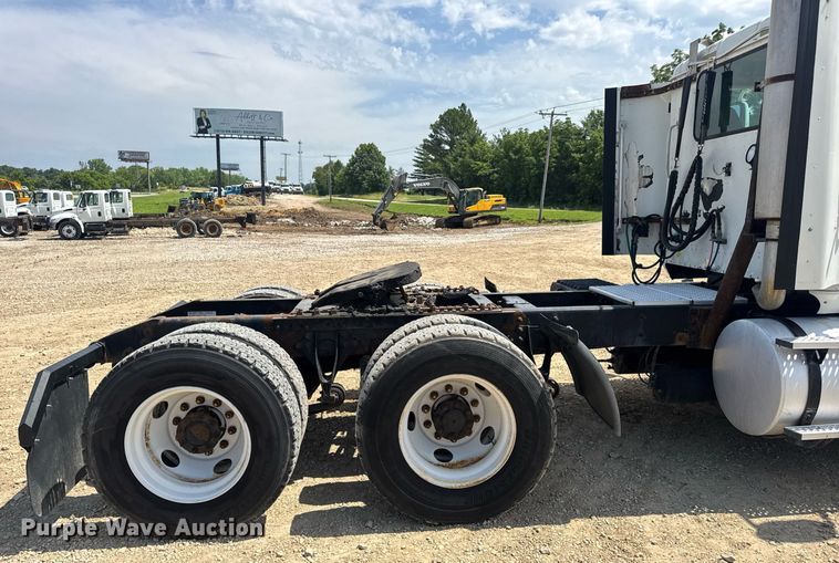 image for item DV4218 2007 International 9200i semi truck