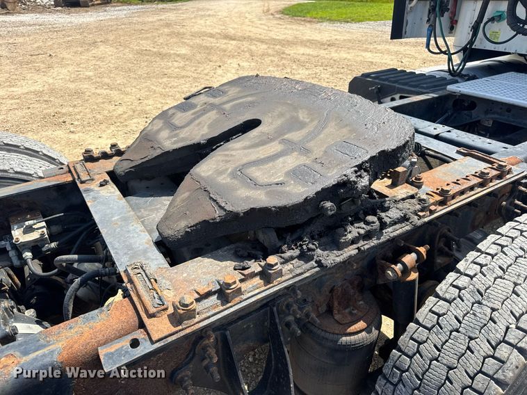 image for item DV4218 2007 International 9200i semi truck