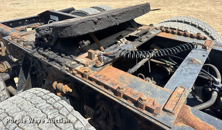 image for item DV4218 2007 International 9200i semi truck