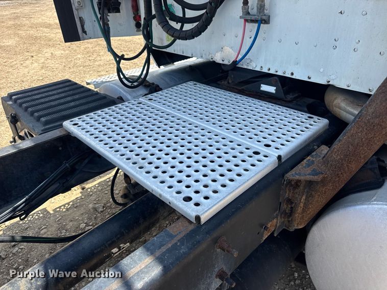 image for item DV4218 2007 International 9200i semi truck