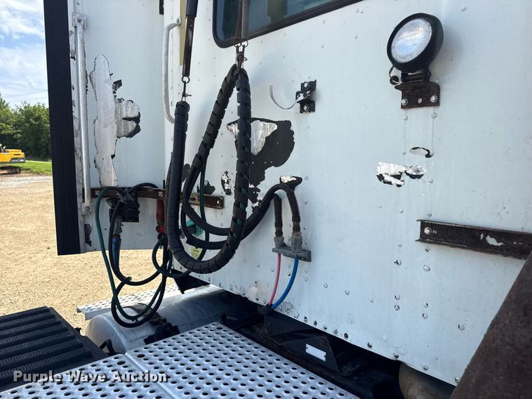 image for item DV4218 2007 International 9200i semi truck