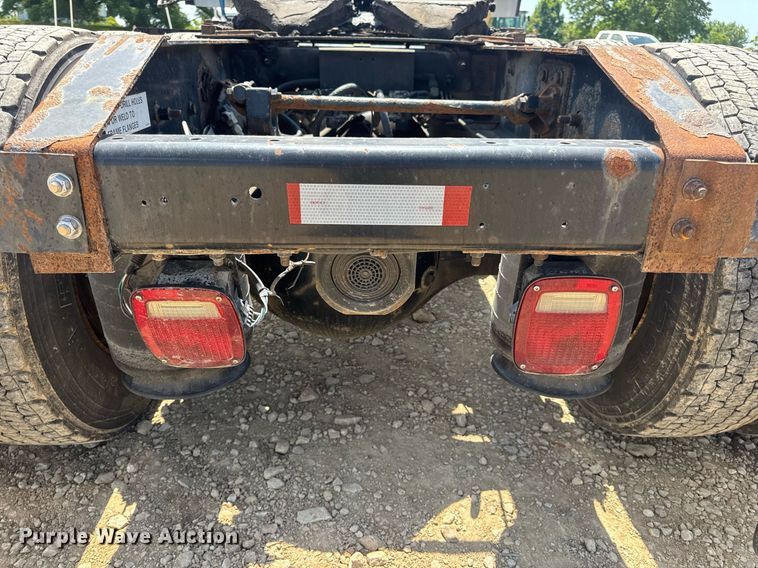 image for item DV4218 2007 International 9200i semi truck