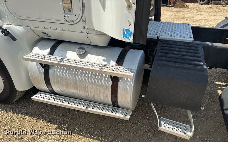 image for item DV4218 2007 International 9200i semi truck