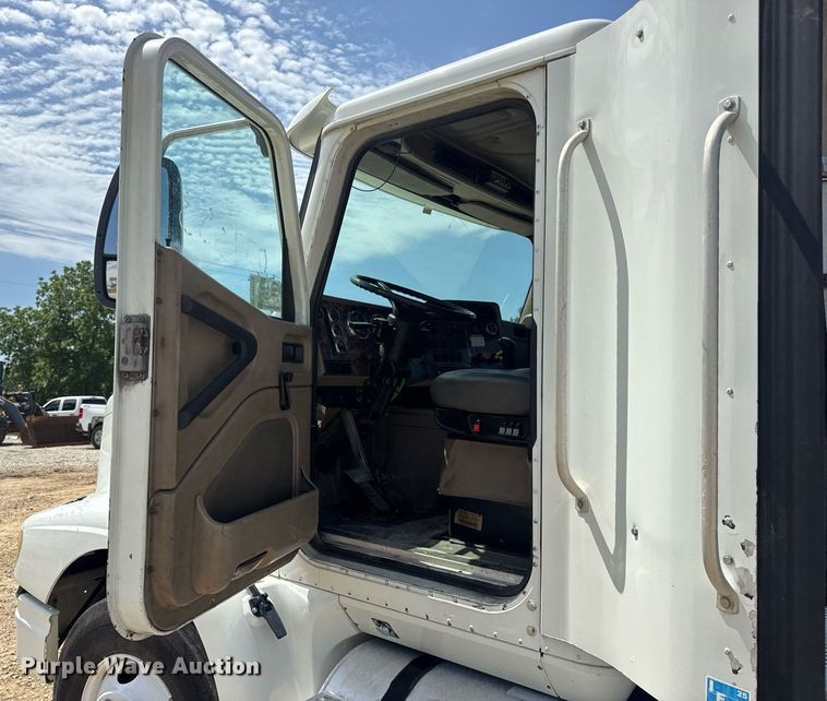 image for item DV4218 2007 International 9200i semi truck