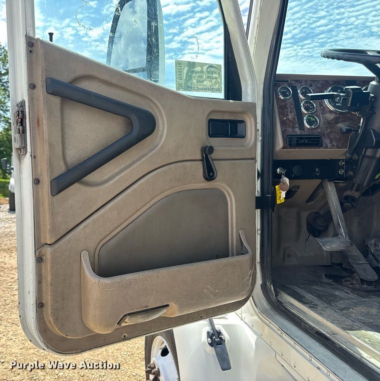 image for item DV4218 2007 International 9200i semi truck