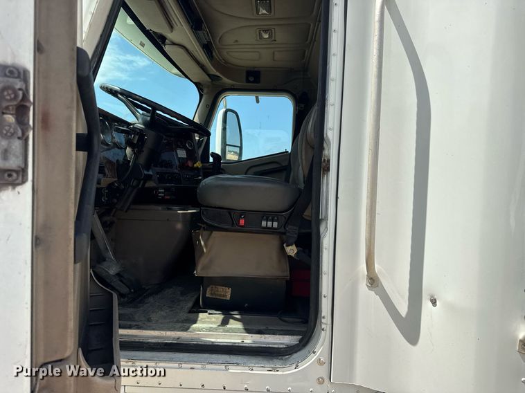 image for item DV4218 2007 International 9200i semi truck