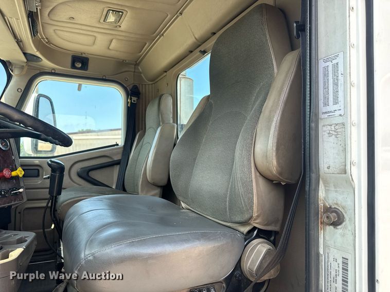 image for item DV4218 2007 International 9200i semi truck