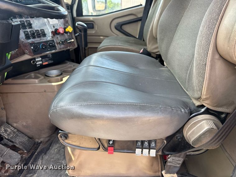 image for item DV4218 2007 International 9200i semi truck