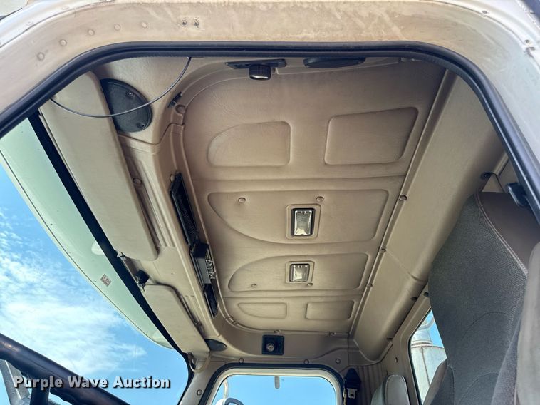 image for item DV4218 2007 International 9200i semi truck