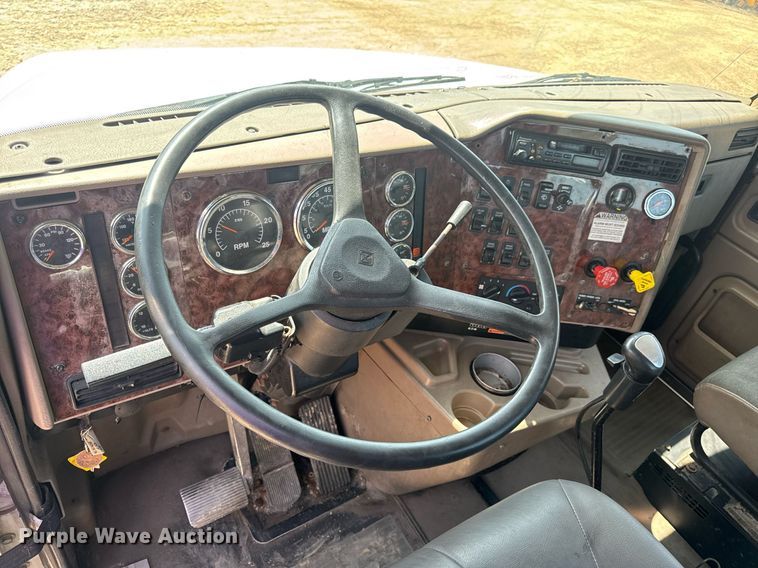 image for item DV4218 2007 International 9200i semi truck