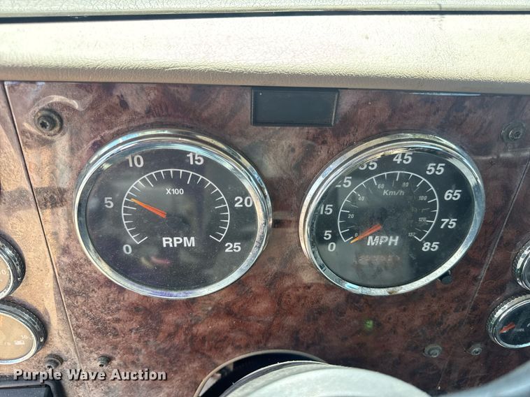 image for item DV4218 2007 International 9200i semi truck