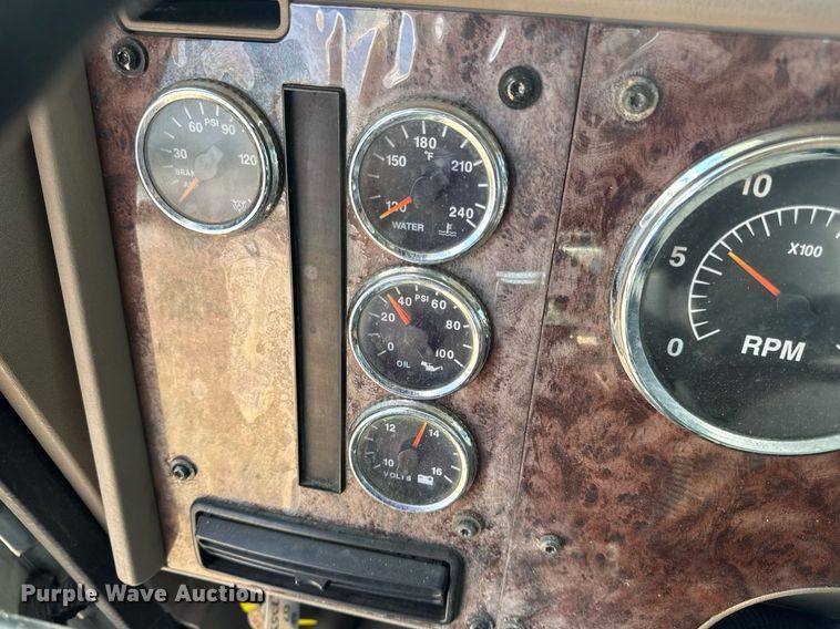 image for item DV4218 2007 International 9200i semi truck