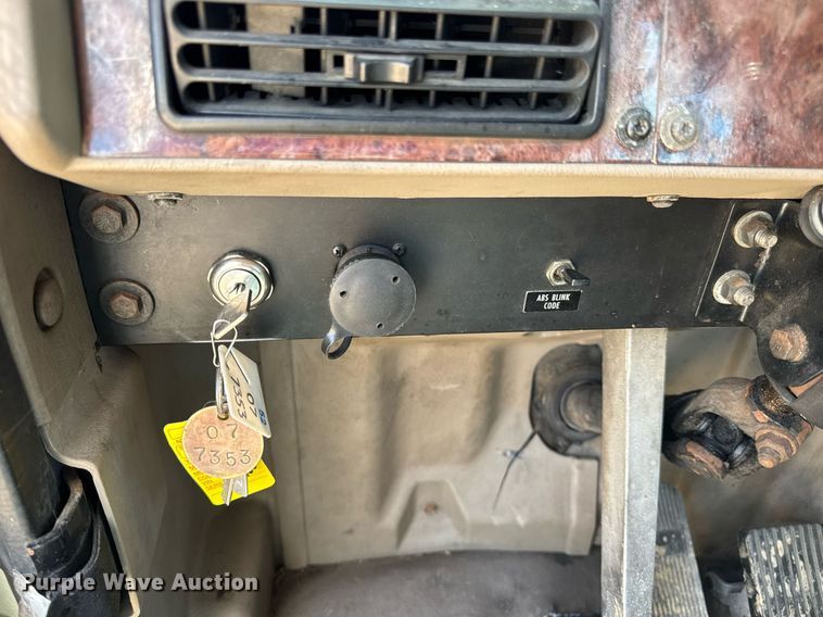 image for item DV4218 2007 International 9200i semi truck