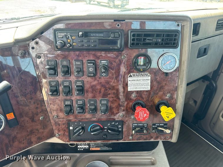 image for item DV4218 2007 International 9200i semi truck