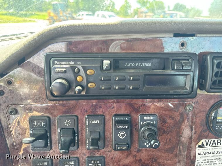 image for item DV4218 2007 International 9200i semi truck