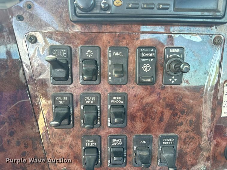 image for item DV4218 2007 International 9200i semi truck