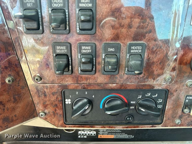 image for item DV4218 2007 International 9200i semi truck