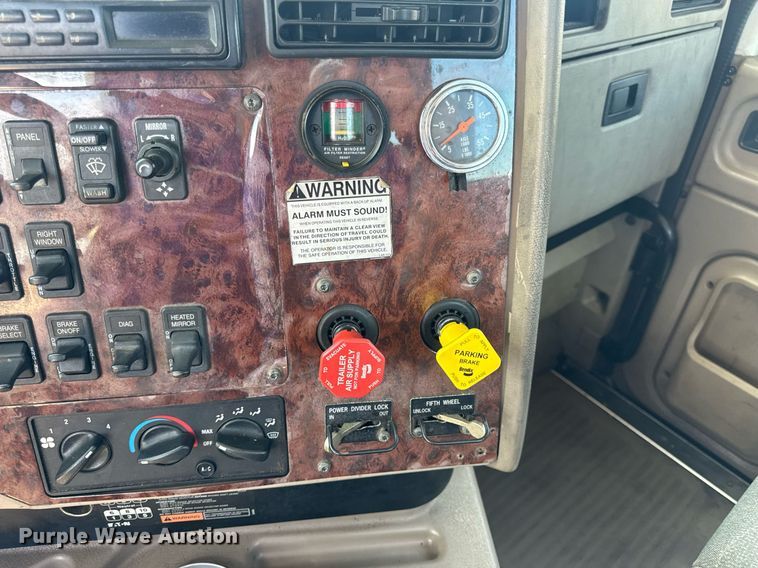 image for item DV4218 2007 International 9200i semi truck