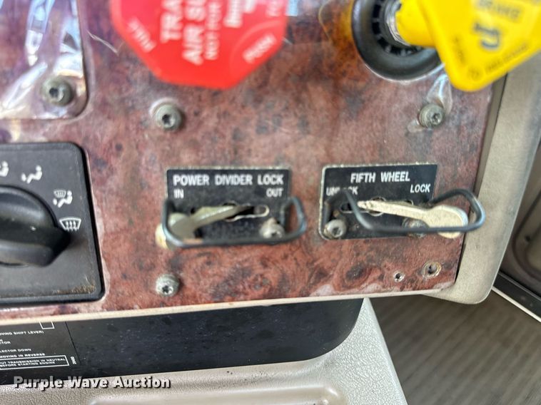 image for item DV4218 2007 International 9200i semi truck