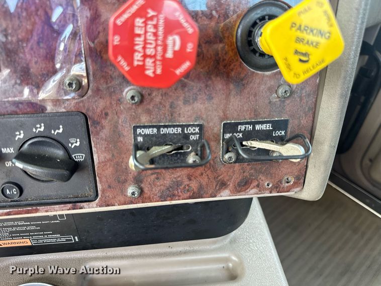 image for item DV4218 2007 International 9200i semi truck