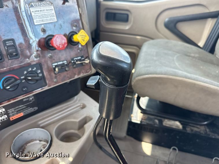 image for item DV4218 2007 International 9200i semi truck