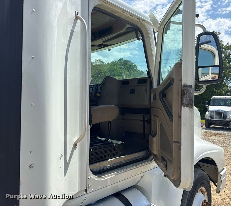 image for item DV4218 2007 International 9200i semi truck